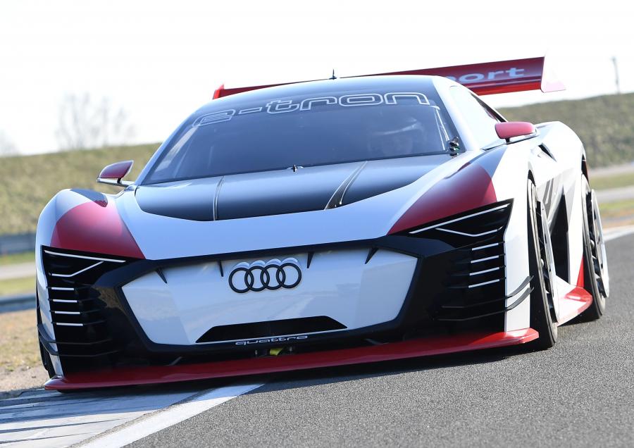  Audi e-tron Vision Gran Turismo 2018 года  (фото 12 из 22)